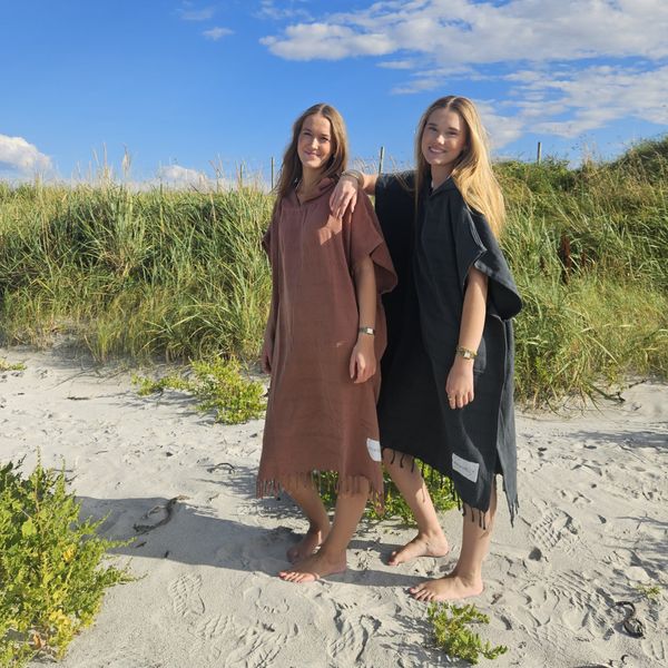 "Alnes" Strandponcho -Sort